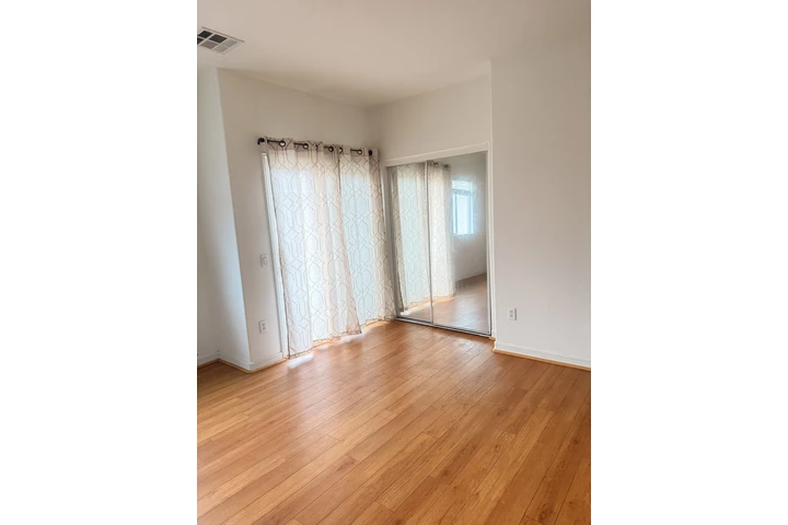 $1100 : Recamara disponible image 2