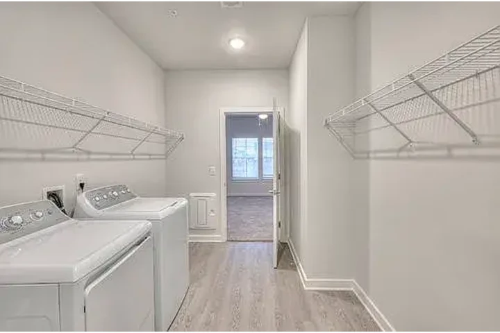 $1000 : Comfortable & Budget-Friendly image 7