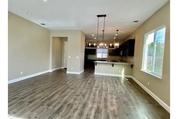 $1500 : Beautiful and spacious home $$ image 9