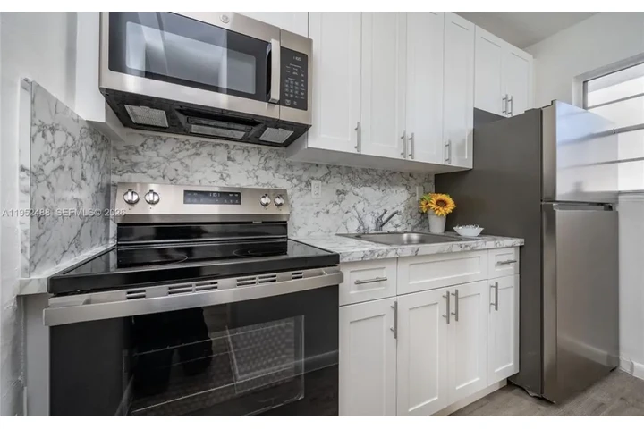 $1500 : 1 bedroom 1 bath Apt in Miami image 4