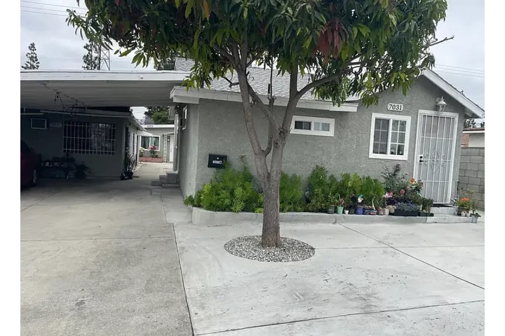 $1030 : 1BEDS 1BA HOUSE FOR RENT IN LA image 3