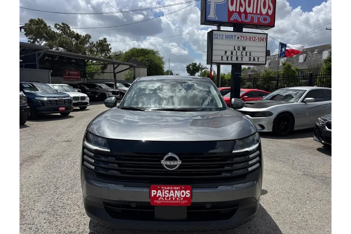 2025 Kicks SV 4WD image 2