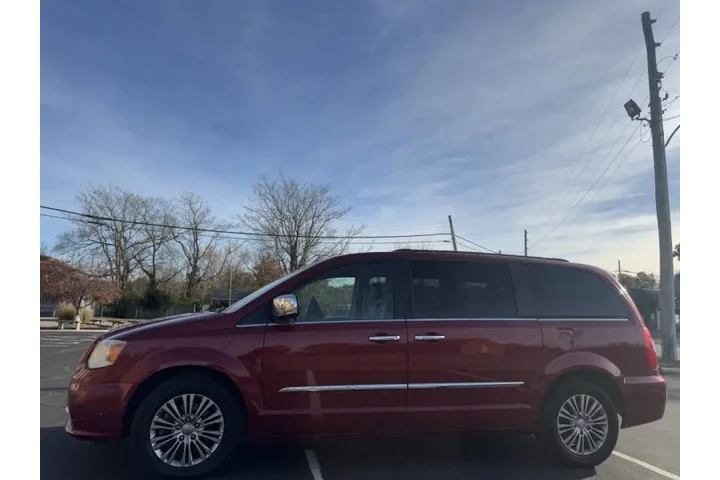 $6500 : 2014 Town and Country Touring image 6