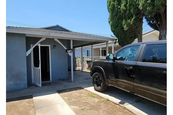 $1364 : Renovated 2 Bedroom, 1 Bath image 2