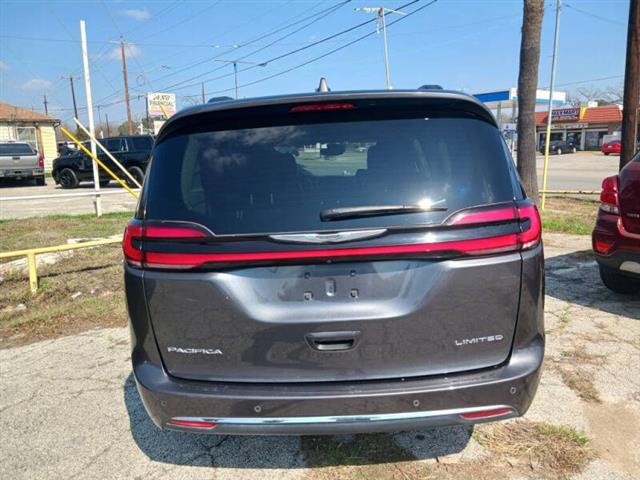 $22900 : 2022 Pacifica Limited image 3