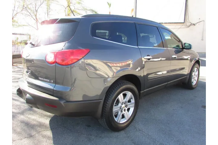 $8900 : 2009 Traverse LT image 3