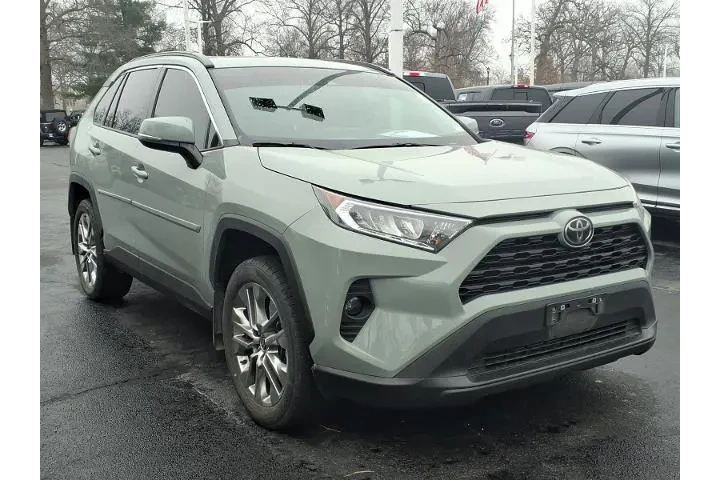 $24985 : Toyota RAV4 2021 AWD XLE Pre image 2