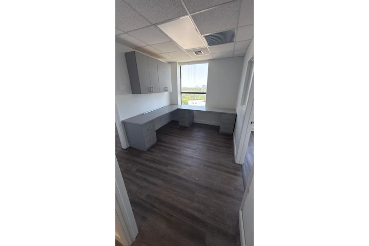 $900 : Coercial suite for rent image 4