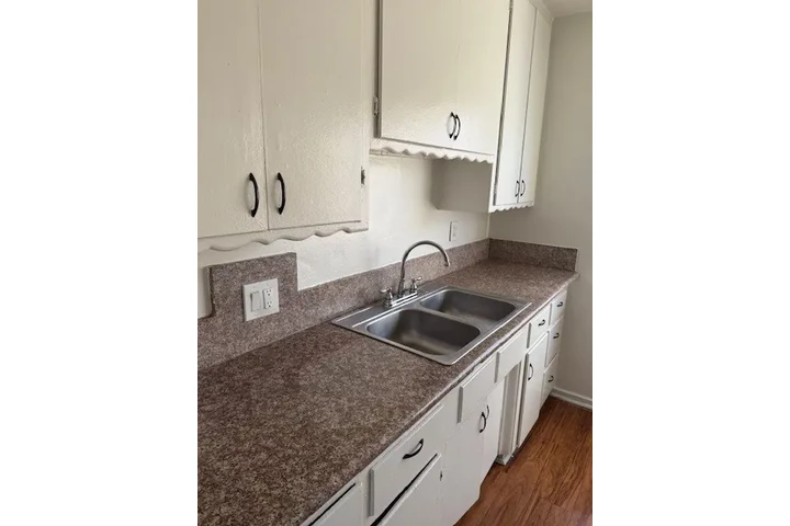 $1495 : Studio Available Now image 5