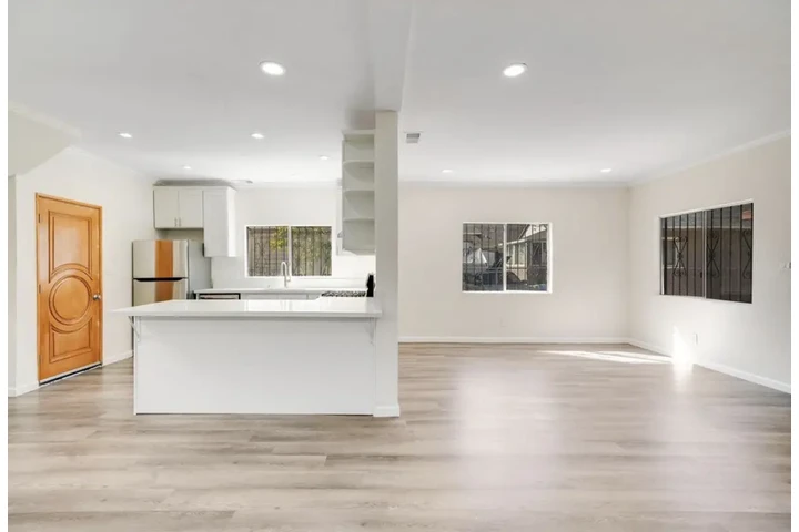 $1990 : 2 Bedroom Apt in James M Wood image 2