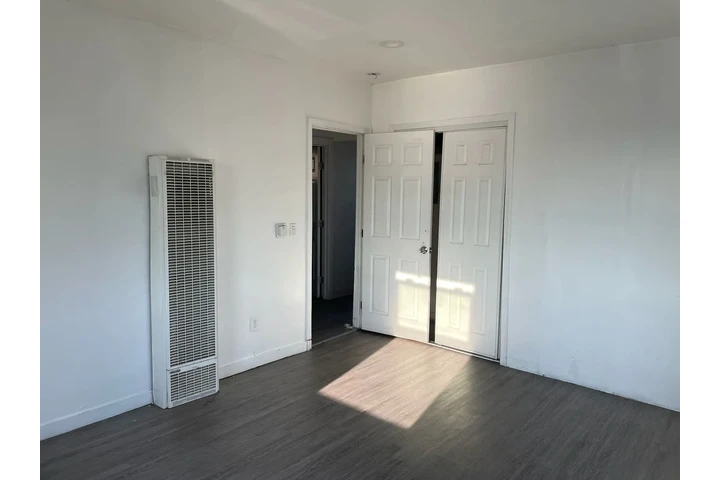 $1250 : Se renta cuarto súper amplio image 5