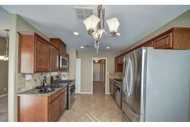 $3200 : Rent image 2