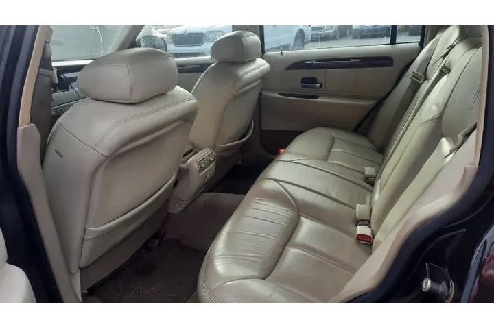 $3495 : 2000 Town Car Cartier image 4