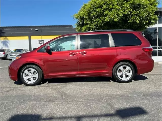 2016 Toyota Sienna image 1