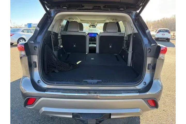 $38874 : Toyota Highlander 2023 L 4dr image 6