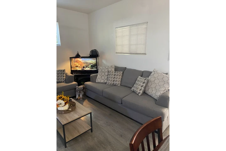 $1800 : 1Bedroom Apartment Riverside image 1