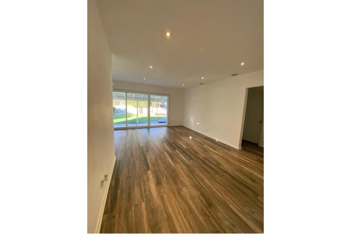 $2400 : 3 Bedroom Home in Gardena image 3