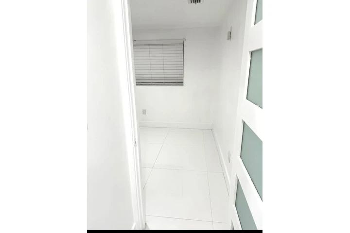 $2000 : Pequeño apartamento moderno image 1