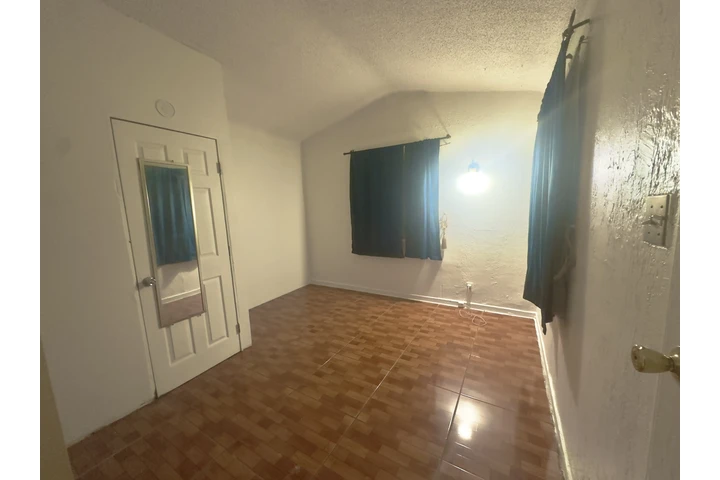 $750 : Cuarto y parking  Los angeles image 1