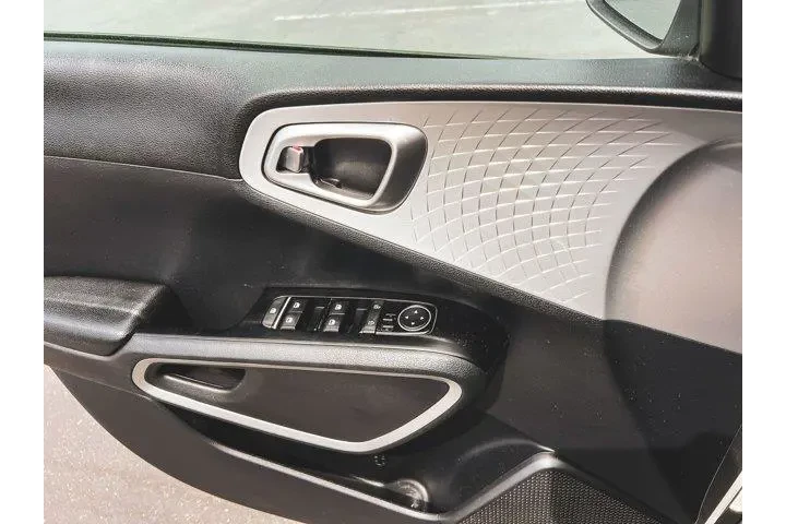 $11997 : Kia Soul 2022 LX 4dr Crossov image 9