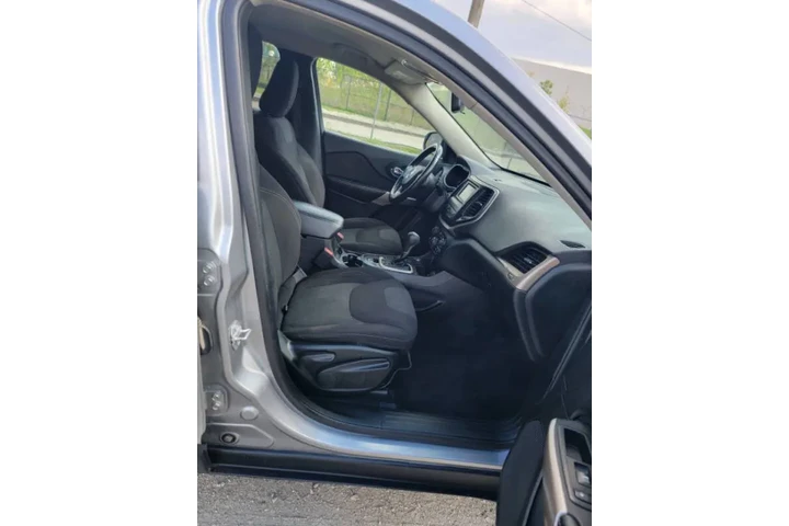 $7999 : 2017 Cherokee Latitude image 9