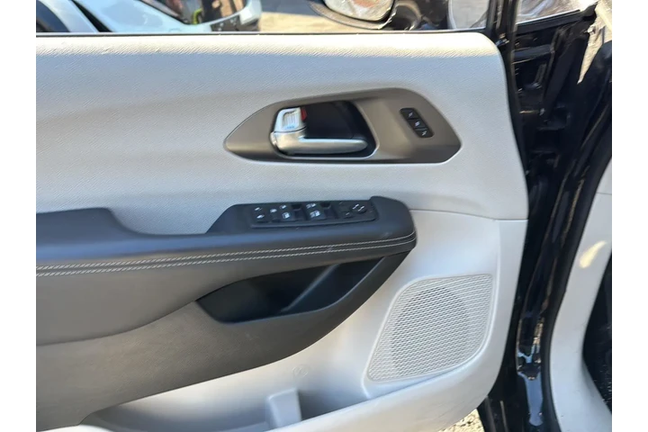 $27990 : Chrysler Pacifica 2024 Touri image 10