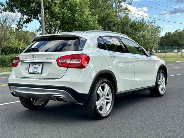 2016 GLA 250 4MATIC SUV image 8