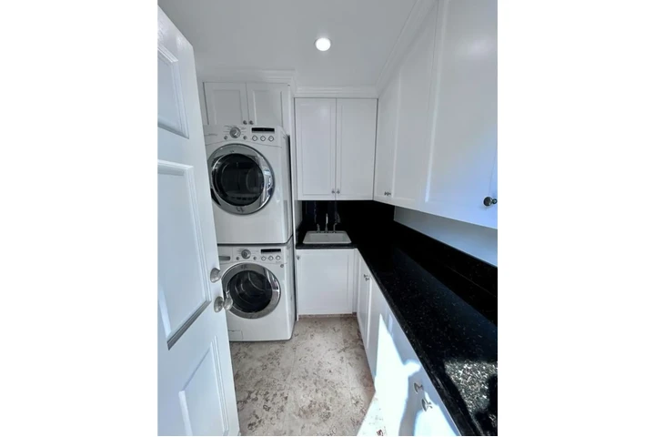 $2490 : 3 Bed 2 Bath House in Gardena image 6