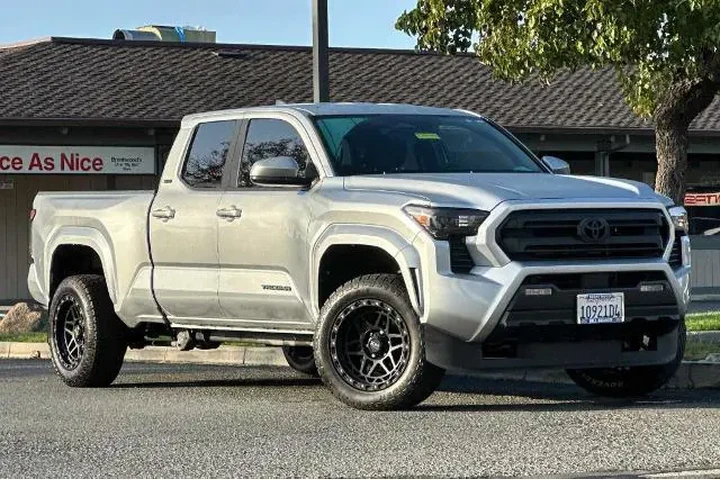 $38393 : Toyota Tacoma 2024 4x4 SR5 4 image 2