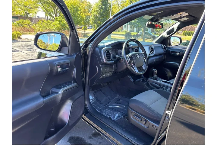 $30000 : Silver Certified2021 Tacoma T image 2