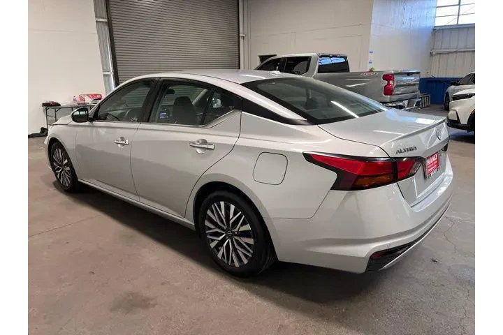 $17527 : Nissan Altima 2023 2.5 SV 4d image 5