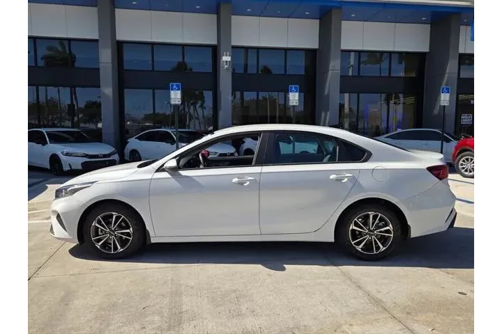 $18448 : Kia Forte 2022 LXS 4dr Sedan image 3