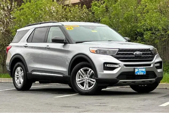 $25288 : Ford Explorer 2023 AWD XLT 4 image 2