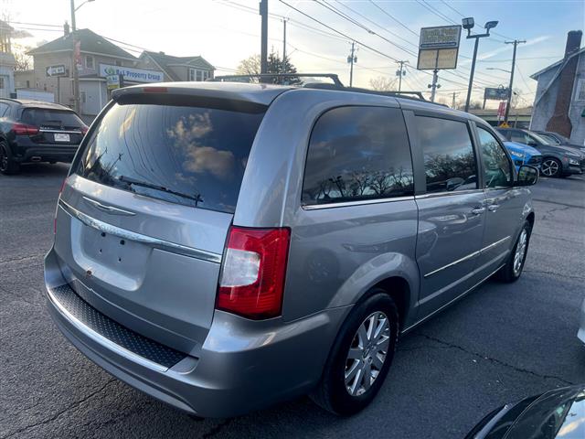 $9900 : 2014 Town & Country image 6