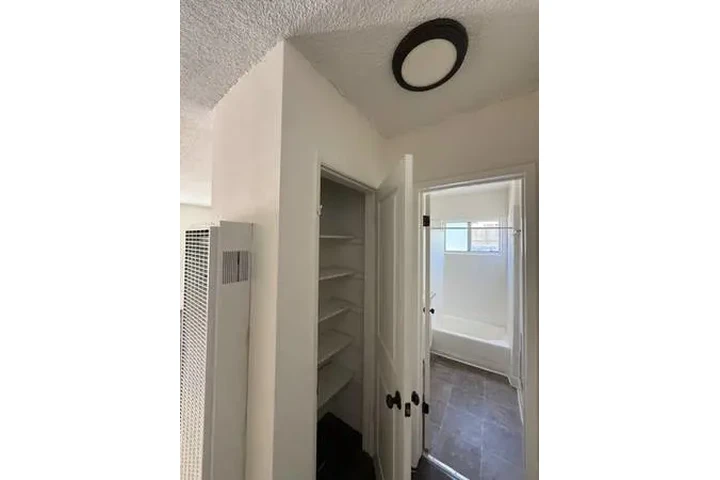 $2295 : 2br - 785ft2 - Koreatown LA 2b image 6