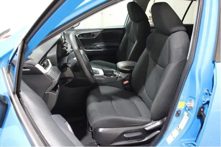 $26882 : Toyota RAV4 2021 AWD LE 4dr image 5