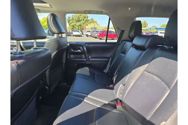 $39995 : Toyota 4Runner 2021 4x4 Vent image 8