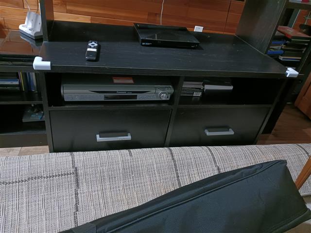 $70 : Mueble negro para el televisor image 2