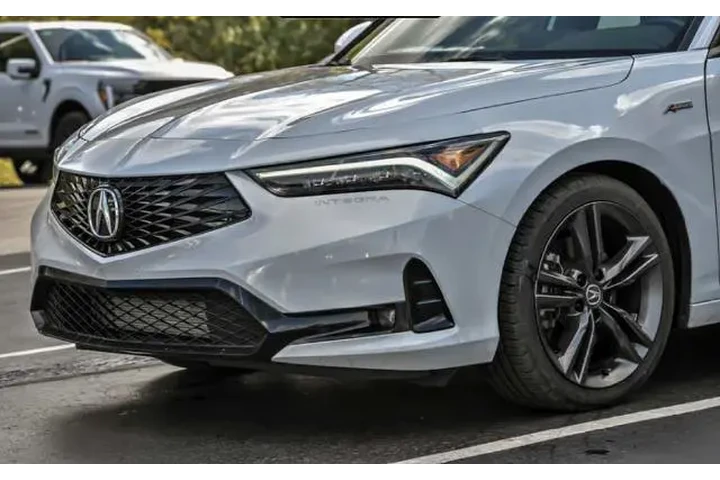 $23490 : Acura Integra 2023 4dr Liftb image 2