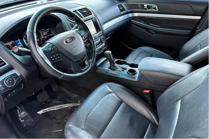 Ford Explorer 2017 XLT 4dr S image 9