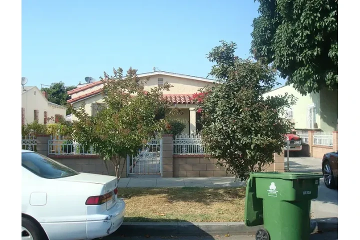 $1800 : NICE SINGLE FAMILY HOUSE. GATE image 1