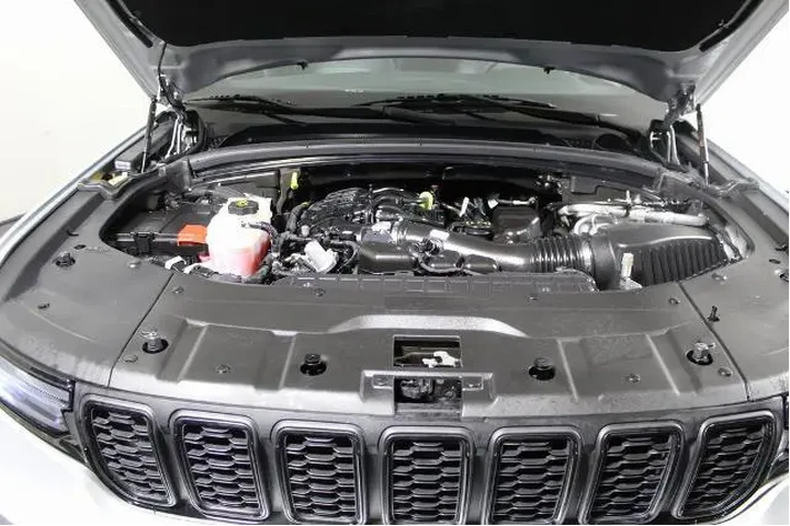 $29800 : Jeep Grand Cherokee L 2023 4 image 7