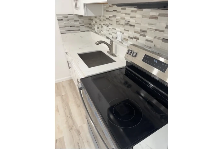 $1200 : Large studio Apt in Los Angele image 9