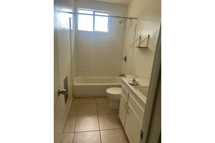 $1400 : Downey 3 & 2 Available image 4