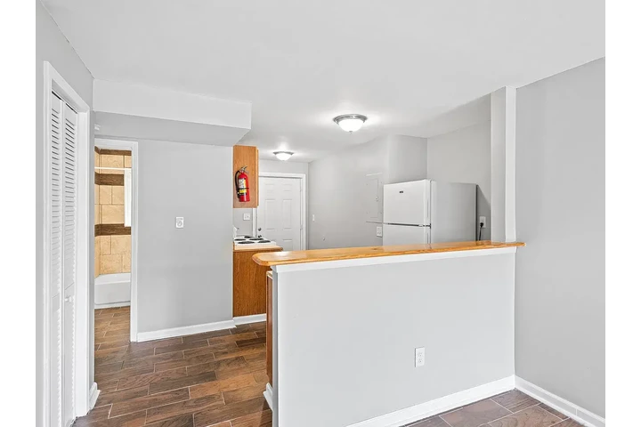 $1002 : 2bd 1 ba image 9