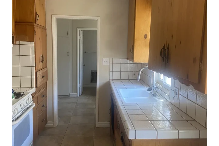 $1700 : west#LANCASTER,CA✝️available☪️ image 3