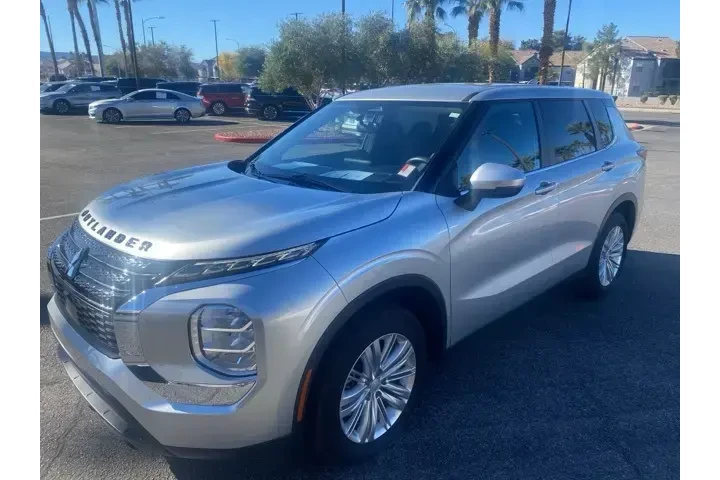 $19999 : Mitsubishi Outlander 2022 ES image 1