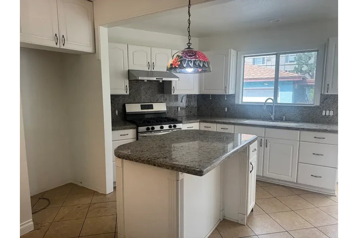 $1800 : Downey - 4 Recamaras image 2