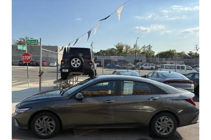 2024 Elantra SEL image 5