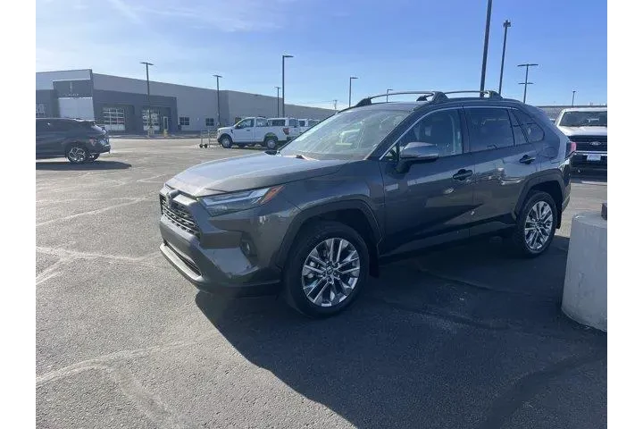 $30735 : Toyota RAV4 2023 XLE Premium image 1